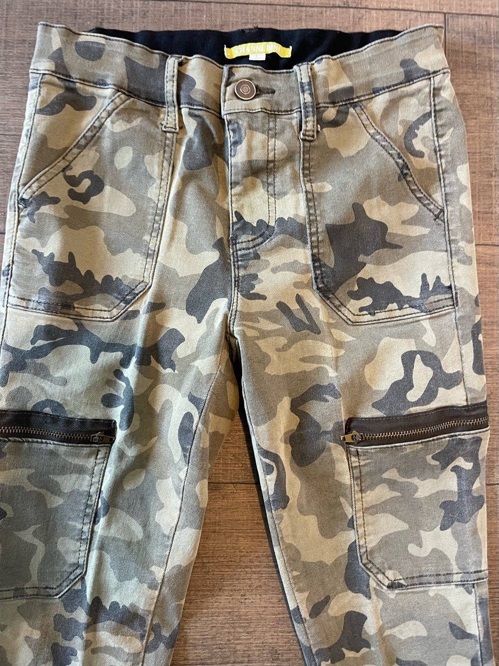 Gianni Bini Camouflage Cargo Pants Women's Size Small Olive Green Zip Pocket